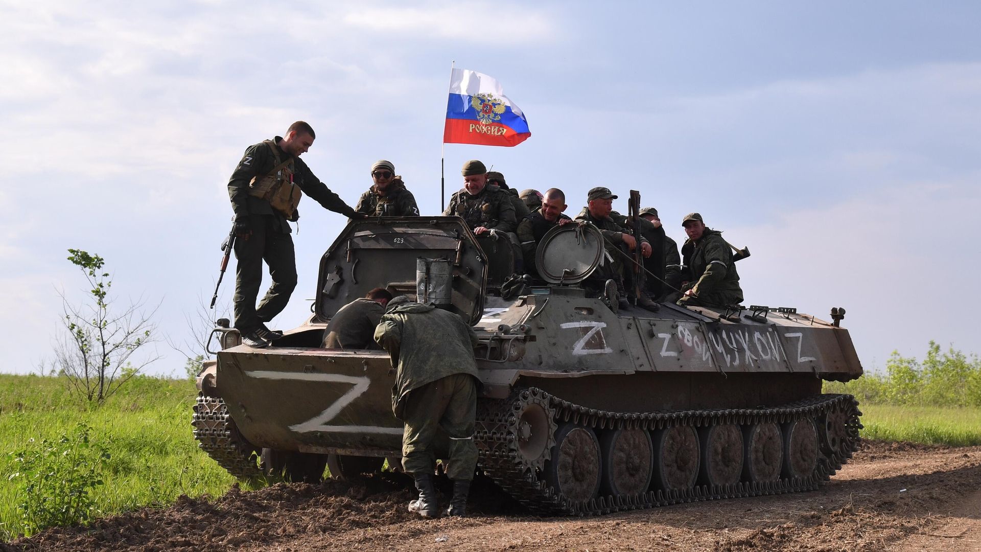 Бойцы народной милиции ЛНР на бронетранспортере МТ-ЛБ Бойцы народной милиции ЛНР на бронетранспортере МТ-ЛБ - РИА Новости, 1920, 26.06.2022