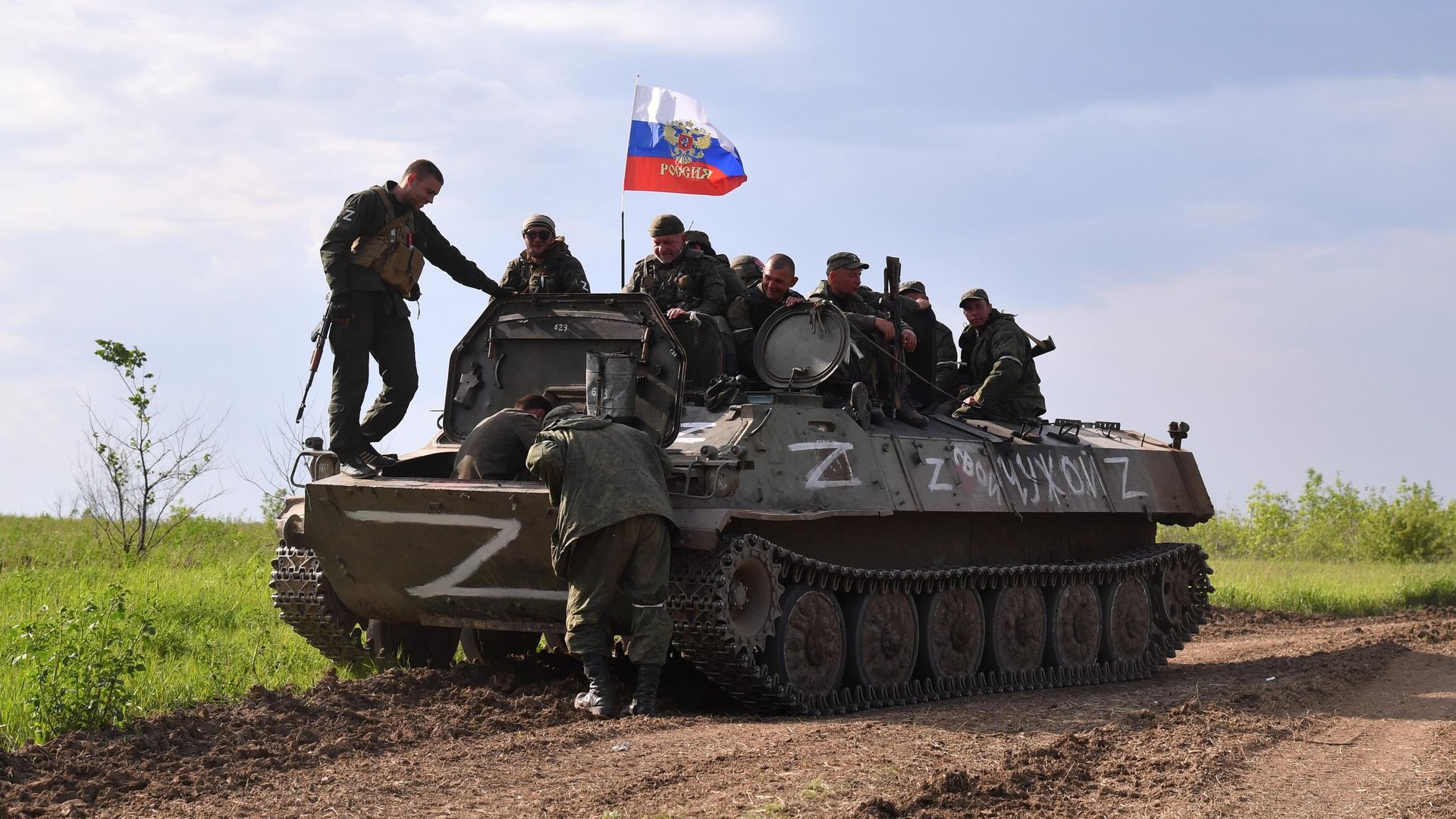 Бойцы народной милиции ЛНР на бронетранспортере МТ-ЛБ Бойцы народной милиции ЛНР на бронетранспортере МТ-ЛБ - РИА Новости, 1920, 26.06.2022