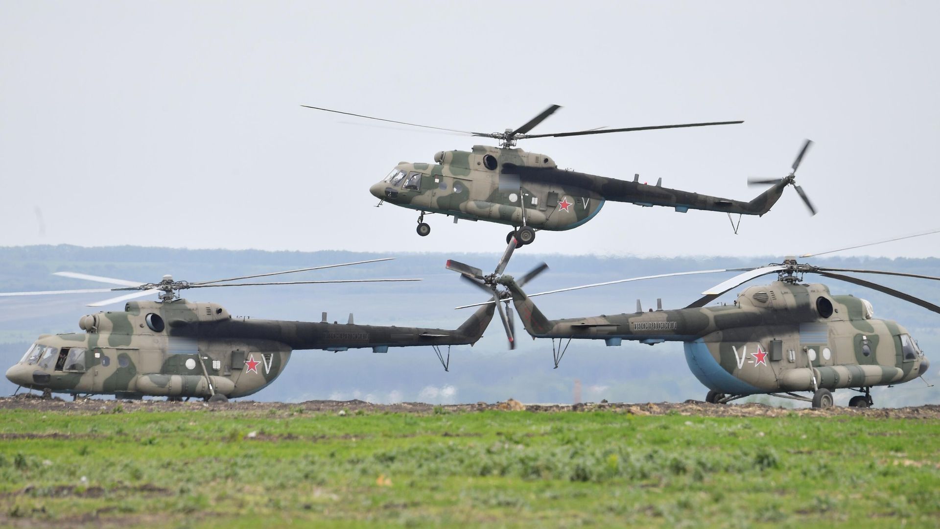 Вертолеты Ми-8 АМТШ на полевом аэродроме ВКС России в зоне проведения специальной военной операции Вертолеты Ми-8 АМТШ на полевом аэродроме ВКС России в зоне проведения специальной военной операции - РИА Новости, 1920, 10.06.2022