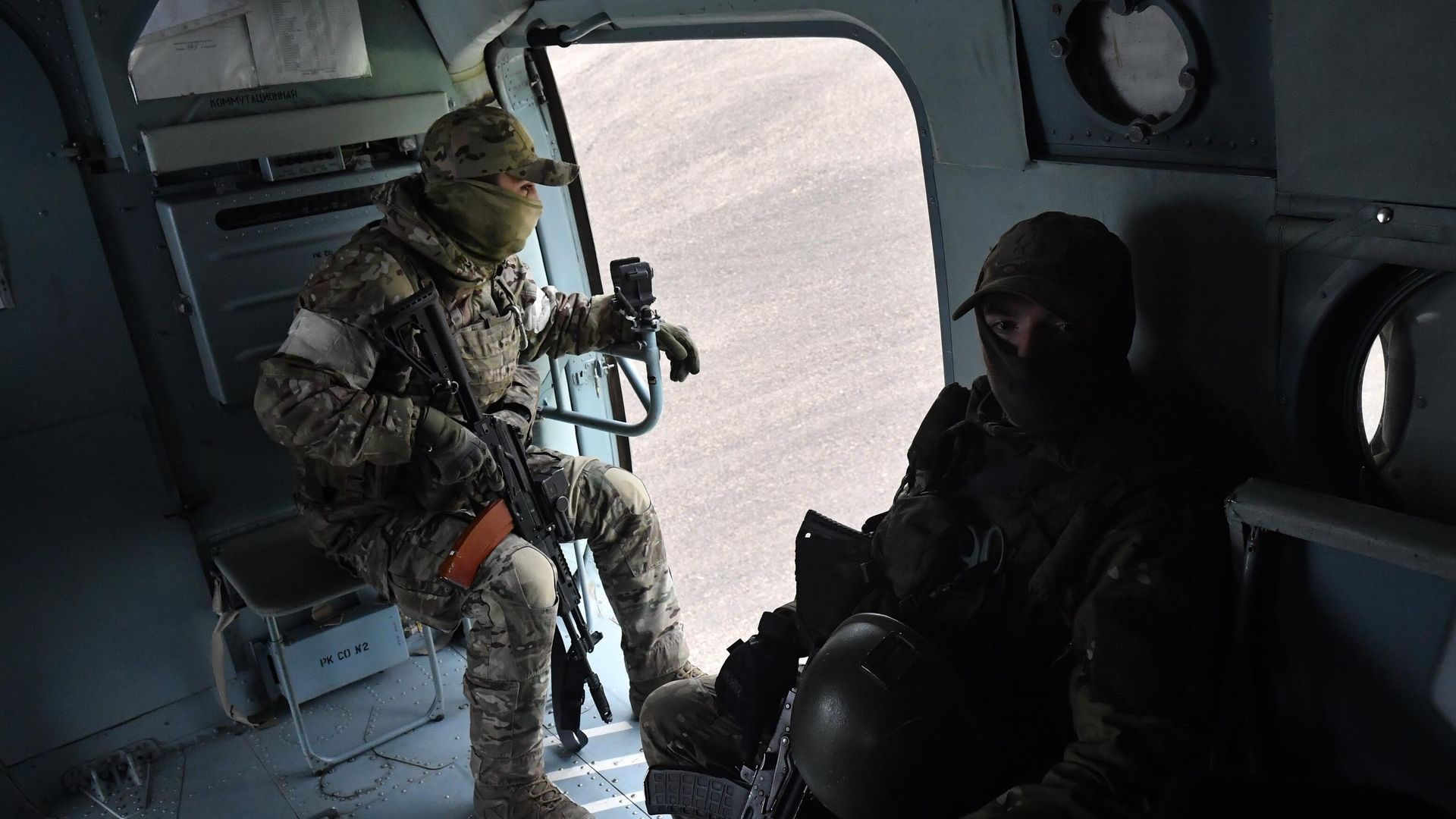 Военнослужащие на борту вертолета Ми-8 АМТШ Военнослужащие на борту вертолета Ми-8 АМТШ - РИА Новости, 1920, 01.06.2022