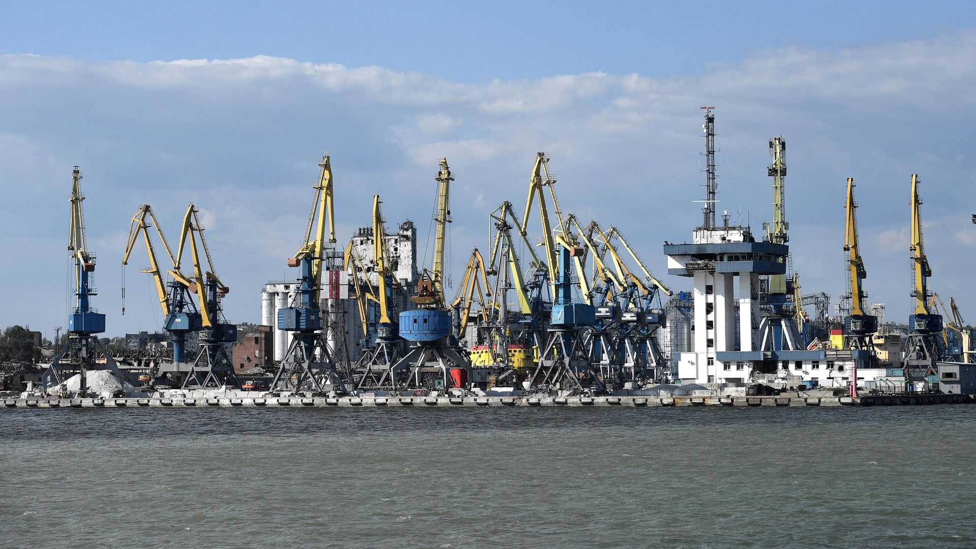 Портовые краны в морском порту в Мариуполе Портовые краны в морском порту в Мариуполе - РИА Новости, 1920, 21.06.2022