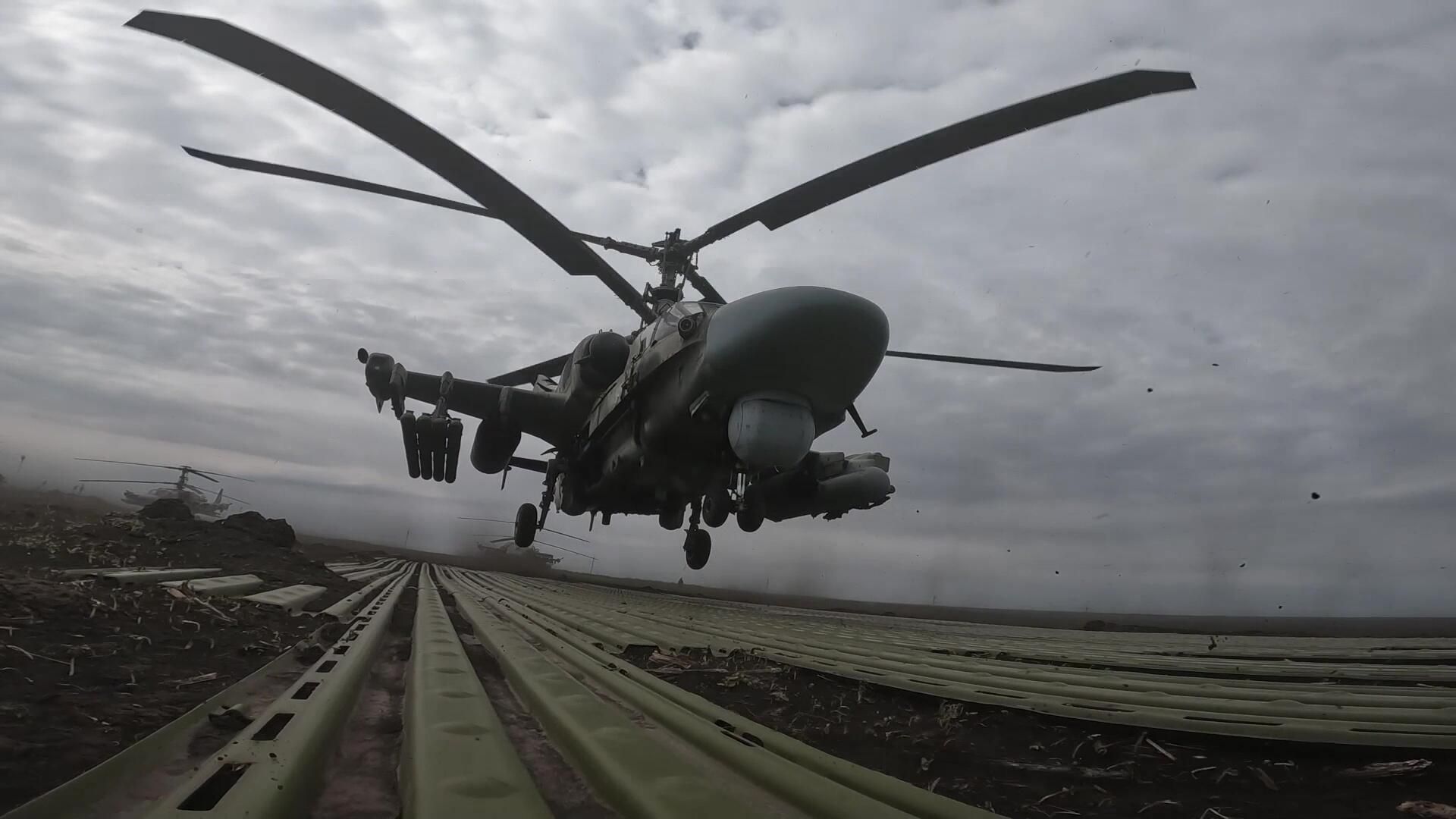 Вертолет Ка-52 Аллигатор ВКС РФ отправляется на выполнение боевого задания в ходе специальной военной операции на Украине Вертолет Ка-52 Аллигатор ВКС РФ отправляется на выполнение боевого задания в ходе специальной военной операции на Украине - РИА Новости, 1920, 19.06.2022