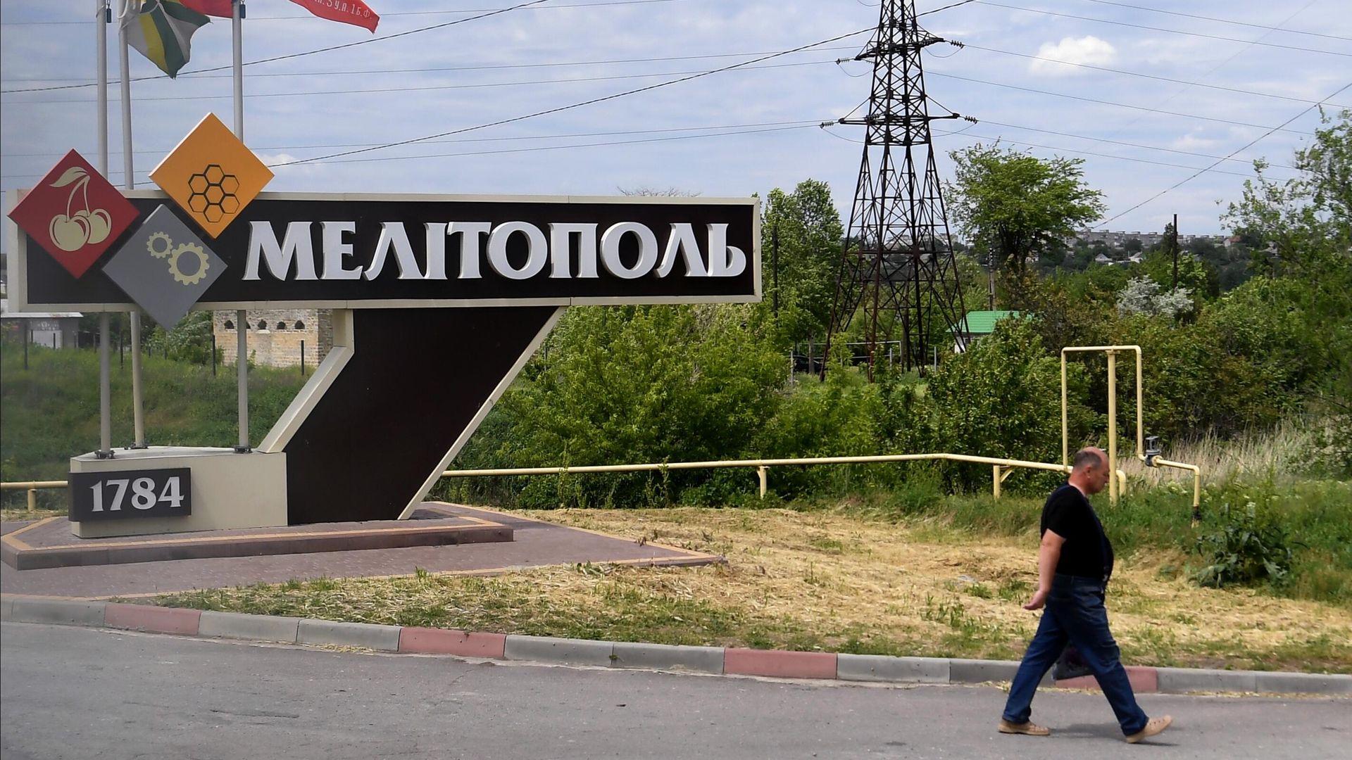 Мужчина идет по дороге в Мелитополе Мужчина идет по дороге в Мелитополе - РИА Новости, 1920, 09.06.2022