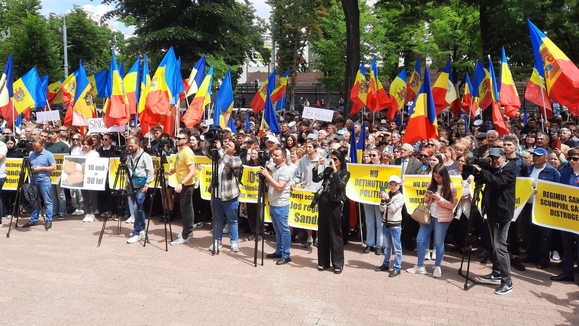 Участники митинга сторонников экс-президента Молдавии Игоря Додона в Кишиневе Участники митинга сторонников экс-президента Молдавии Игоря Додона в Кишиневе - РИА Новости, 1920, 15.06.2022