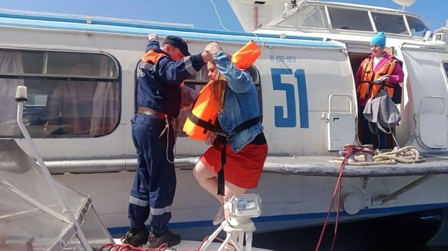 Пассажиры прогулочного теплохода Восход-51, севшего на мель в Татарстане Пассажиры прогулочного теплохода Восход-51, севшего на мель в Татарстане