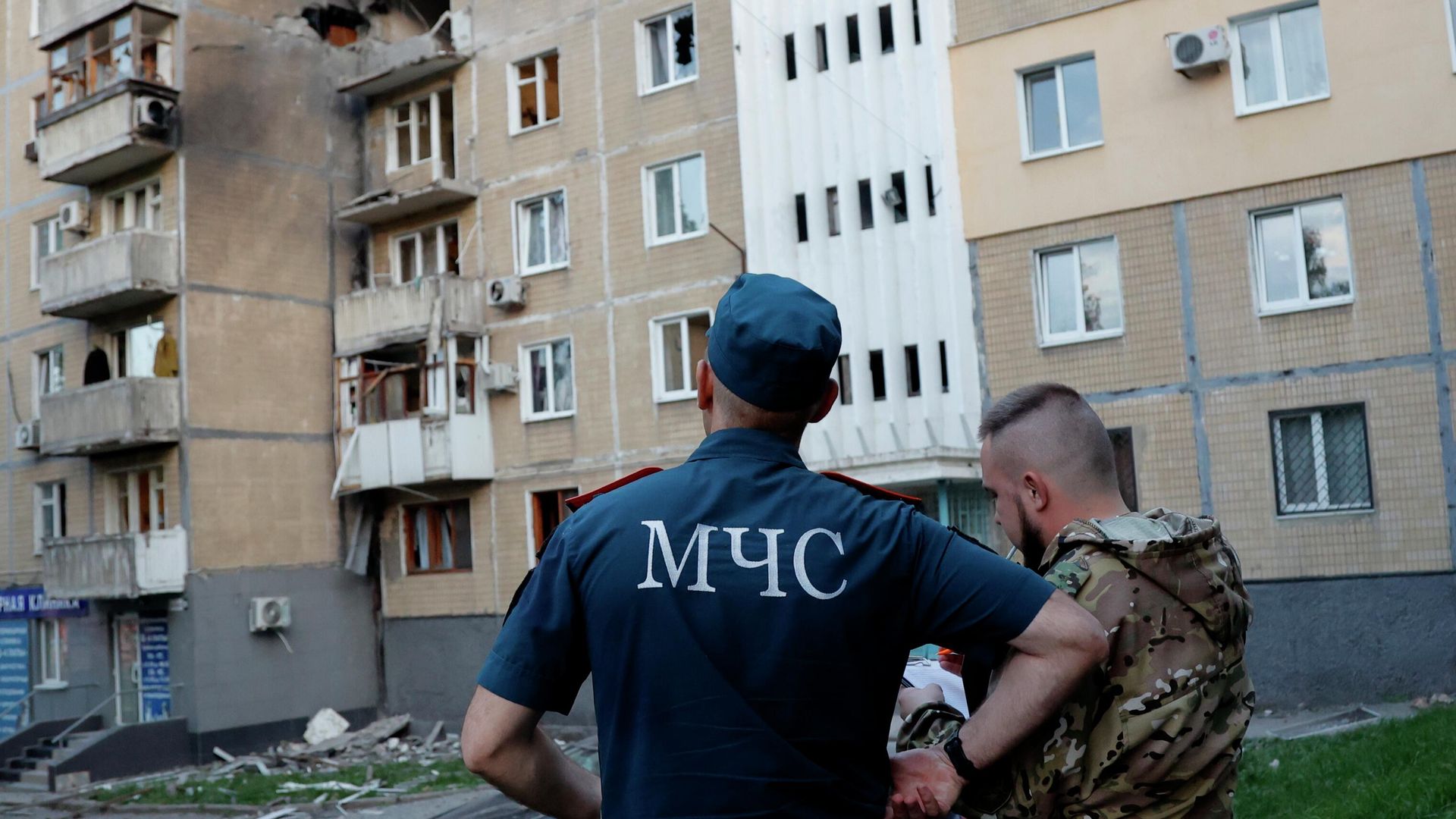 Сотрудники МЧС ДНР работают на месте обстрела ВСУ в Донецке Сотрудники МЧС ДНР работают на месте обстрела ВСУ в Донецке - РИА Новости, 1920, 16.06.2022