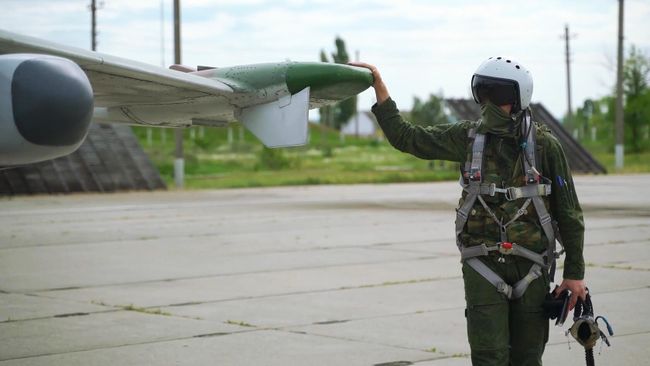 Летчик штурмовика Су-25 ВКС России перед нанесением удара по позициям ВСУ
