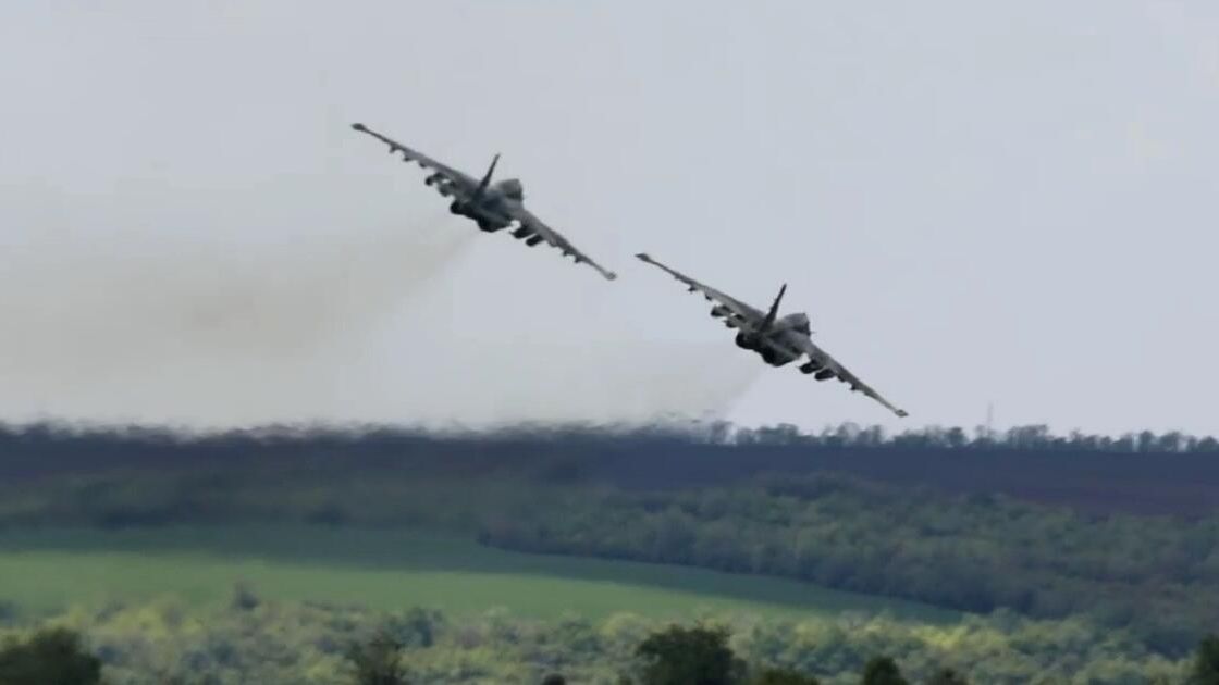 Штурмовики Су-25 во время нанесения удара по позициям ВСУ Штурмовики Су-25 во время нанесения удара по позициям ВСУ - РИА Новости, 1920, 21.06.2022