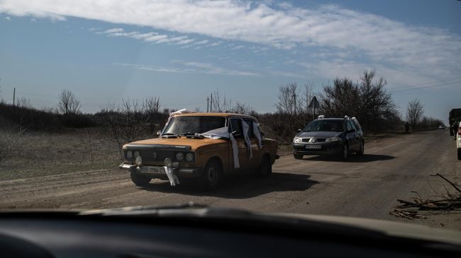 Автомобили на дороге в окрестностях Рубежного