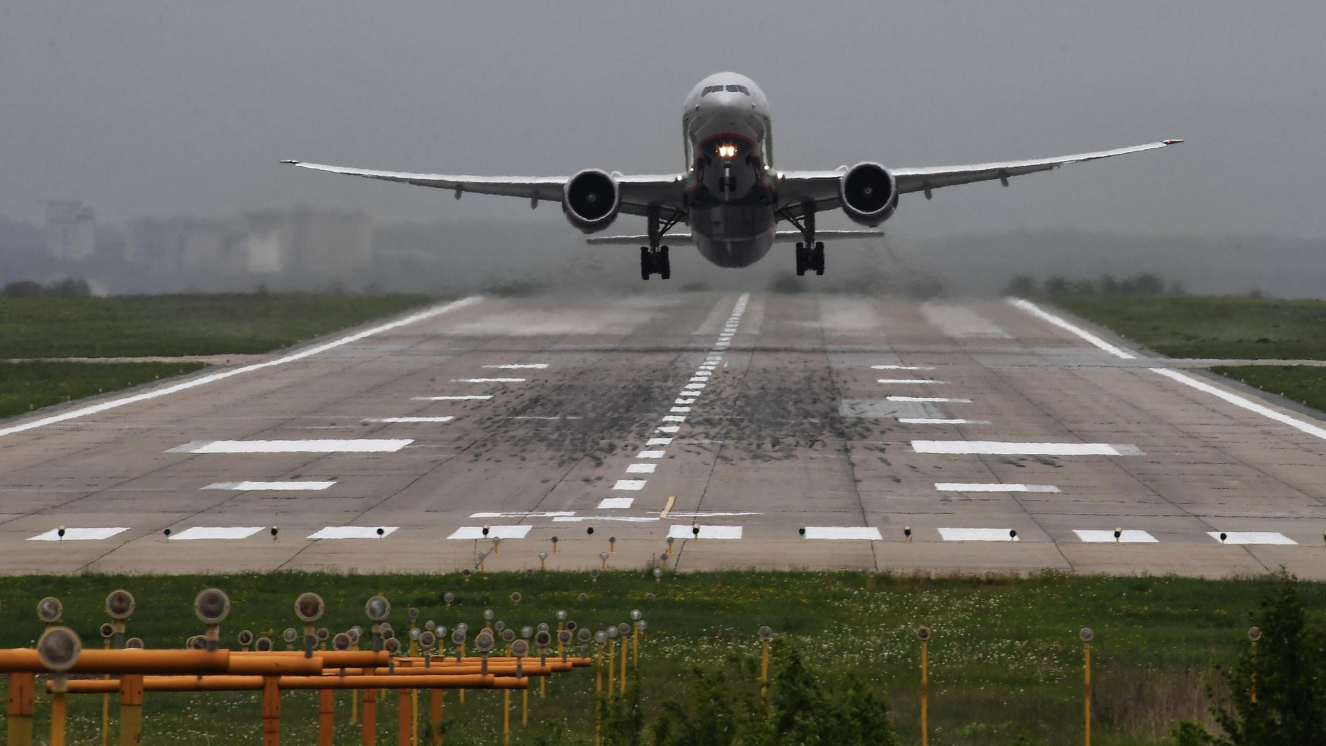Взлет самолета Boeing 777-300 Взлет самолета Boeing 777-300 - РИА Новости, 1920, 23.09.2022