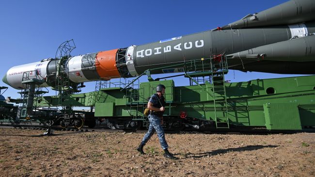Ракету Союз-2.1а с грузовым кораблем Прогресс МС-20 вывозят на стартовый стол на космодроме Байконур. 31 мая 2022