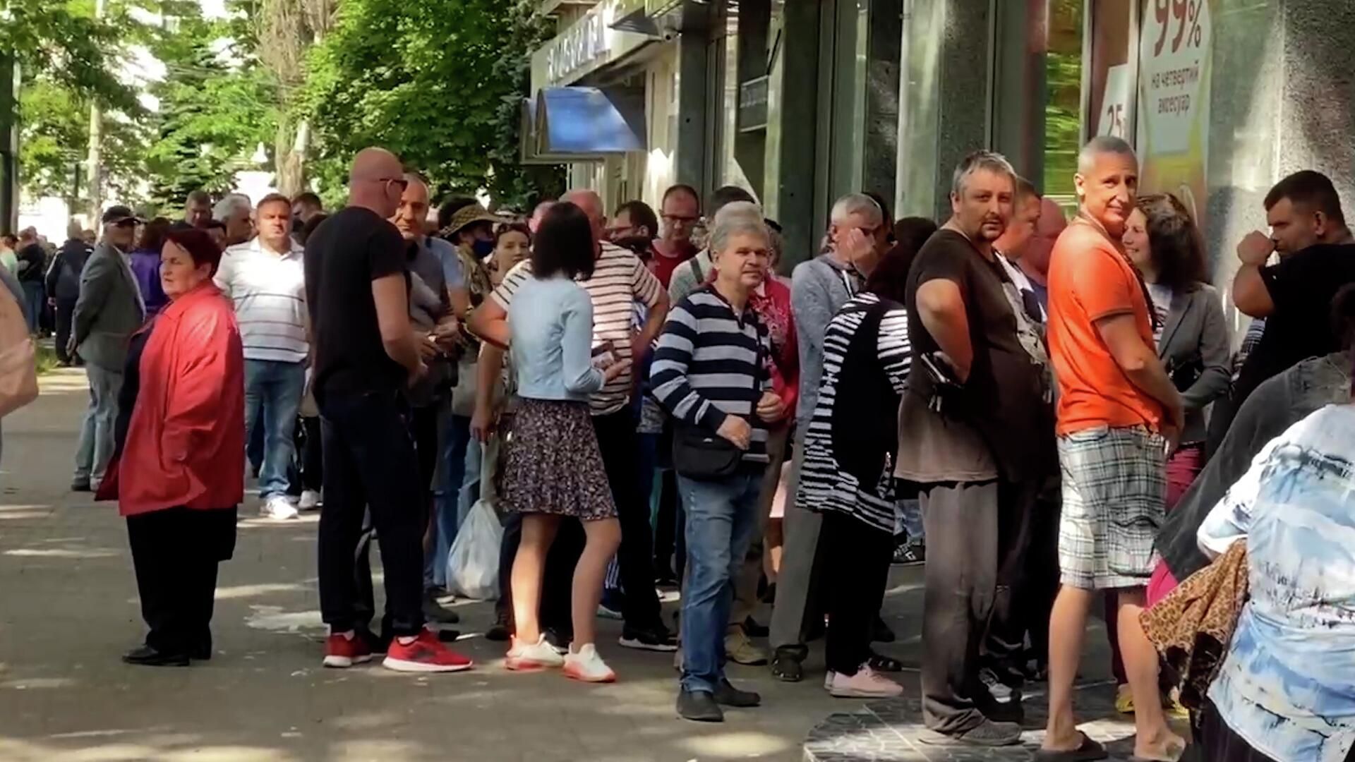 Очереди за российскими сим-картами в Херсоне Очереди за российскими сим-картами в Херсоне - РИА Новости, 1920, 31.05.2022