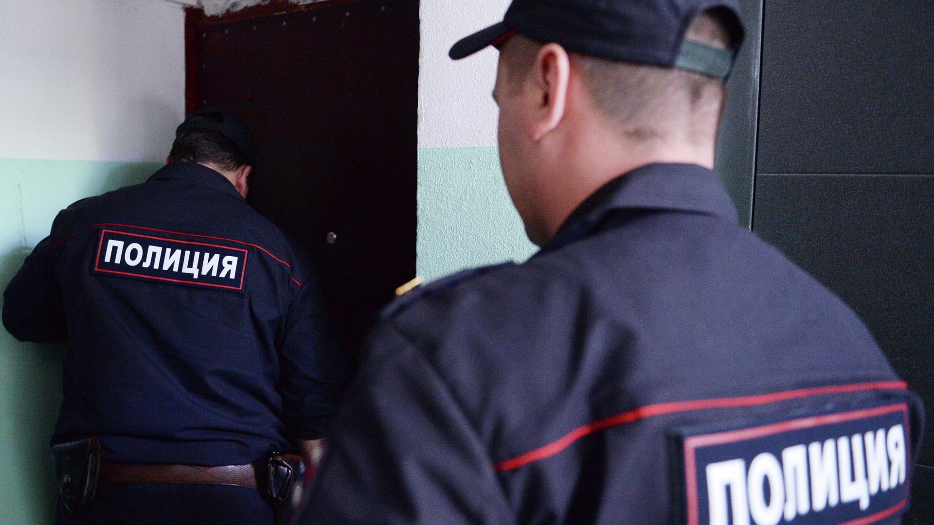 Сотрудники полиции стоят у двери квартиры Сотрудники полиции стоят у двери квартиры - РИА Новости, 1920, 07.04.2023