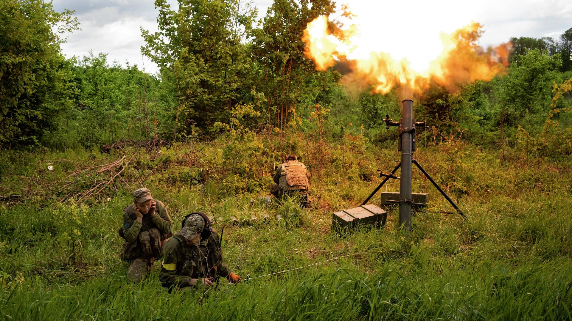 Украинские военные ведут огонь из миномета Украинские военные ведут огонь из миномета - РИА Новости, 1920, 02.06.2022