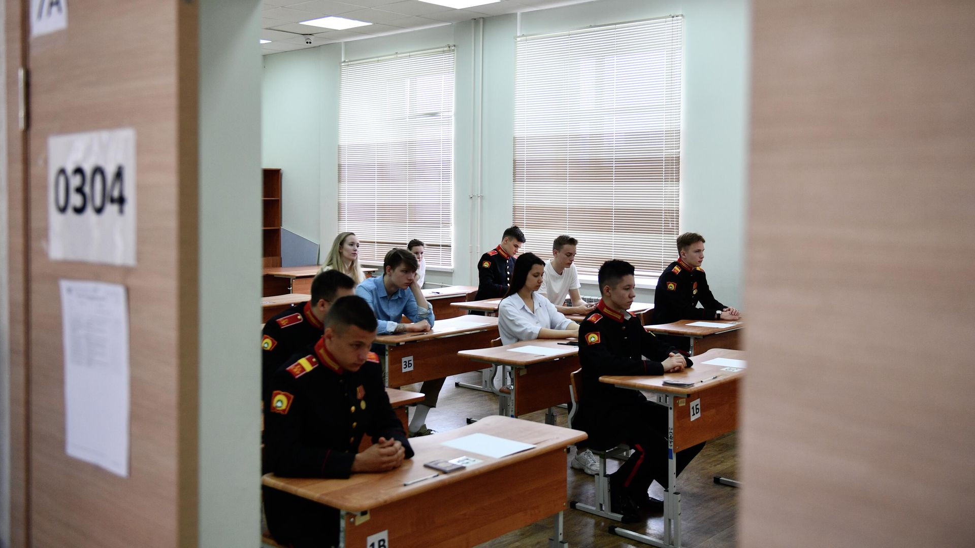 Учащиеся перед началом ЕГЭ по русскому языку Учащиеся перед началом ЕГЭ по русскому языку - РИА Новости, 1920, 07.09.2024