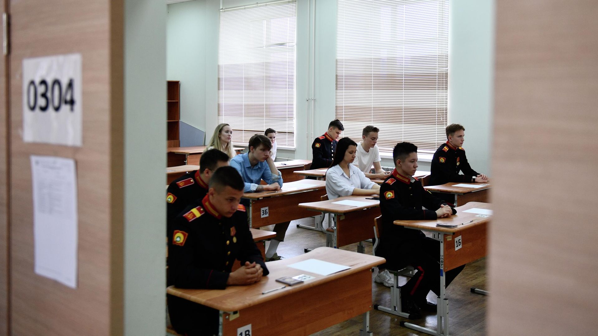Учащиеся перед началом ЕГЭ по русскому языку Учащиеся перед началом ЕГЭ по русскому языку - РИА Новости, 1920, 07.09.2024