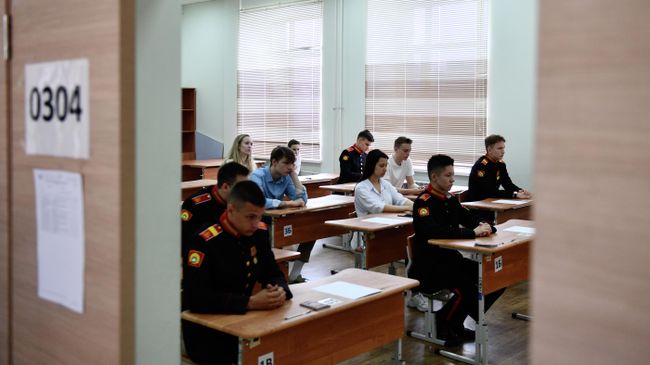 Учащиеся Екатеринбургского суворовского военного училища и ученики общеобразовательной школы перед началом ЕГЭ по русскому языку Учащиеся Екатеринбургского суворовского военного училища и ученики общеобразовательной школы перед началом ЕГЭ по русскому языку