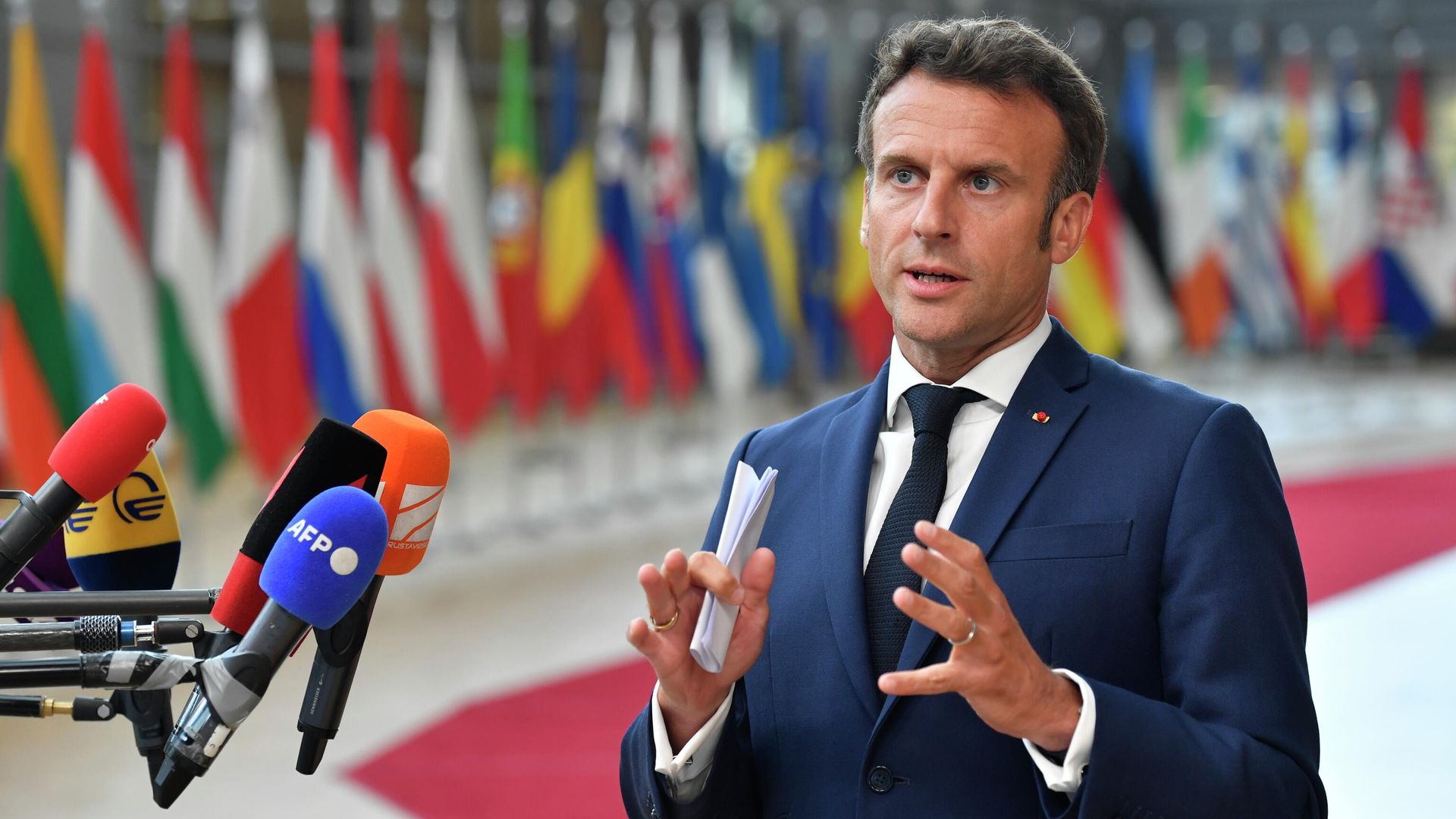 Президент Франции Эммануэль Макрон во время саммита ЕС в Брюсселе Президент Франции Эммануэль Макрон во время саммита ЕС в Брюсселе - РИА Новости, 1920, 24.10.2022
