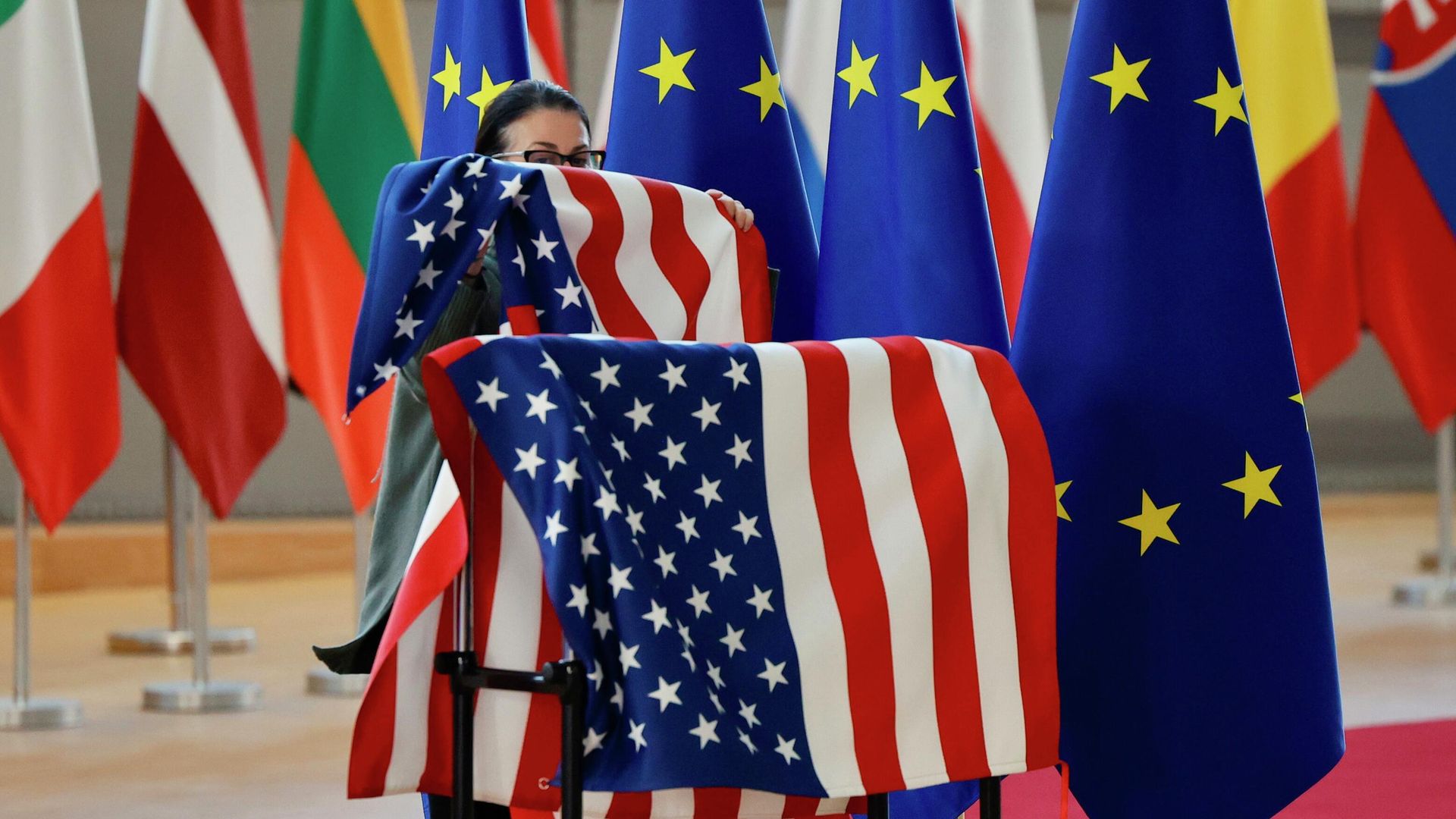 Флаги ЕС и США в здании Европейского совета в Брюсселе Флаги ЕС и США в здании Европейского совета в Брюсселе - РИА Новости, 1920, 12.10.2025