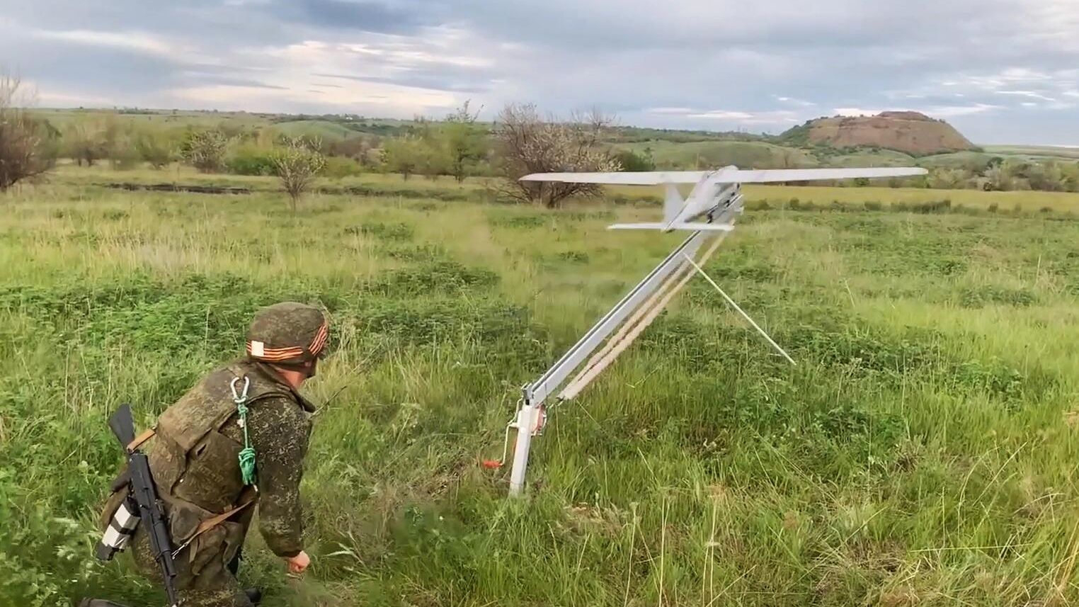 Военнослужащий производит запуск беспилотного летательного аппарата (БПЛА) Орион в ходе специальной военной операции Военнослужащий производит запуск беспилотного летательного аппарата (БПЛА) Орион в ходе специальной военной операции - РИА Новости, 1920, 30.06.2022