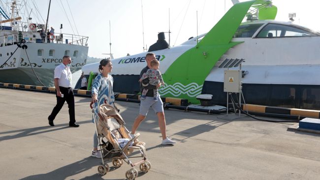 Морское пассажирское судно в порту Севастополя