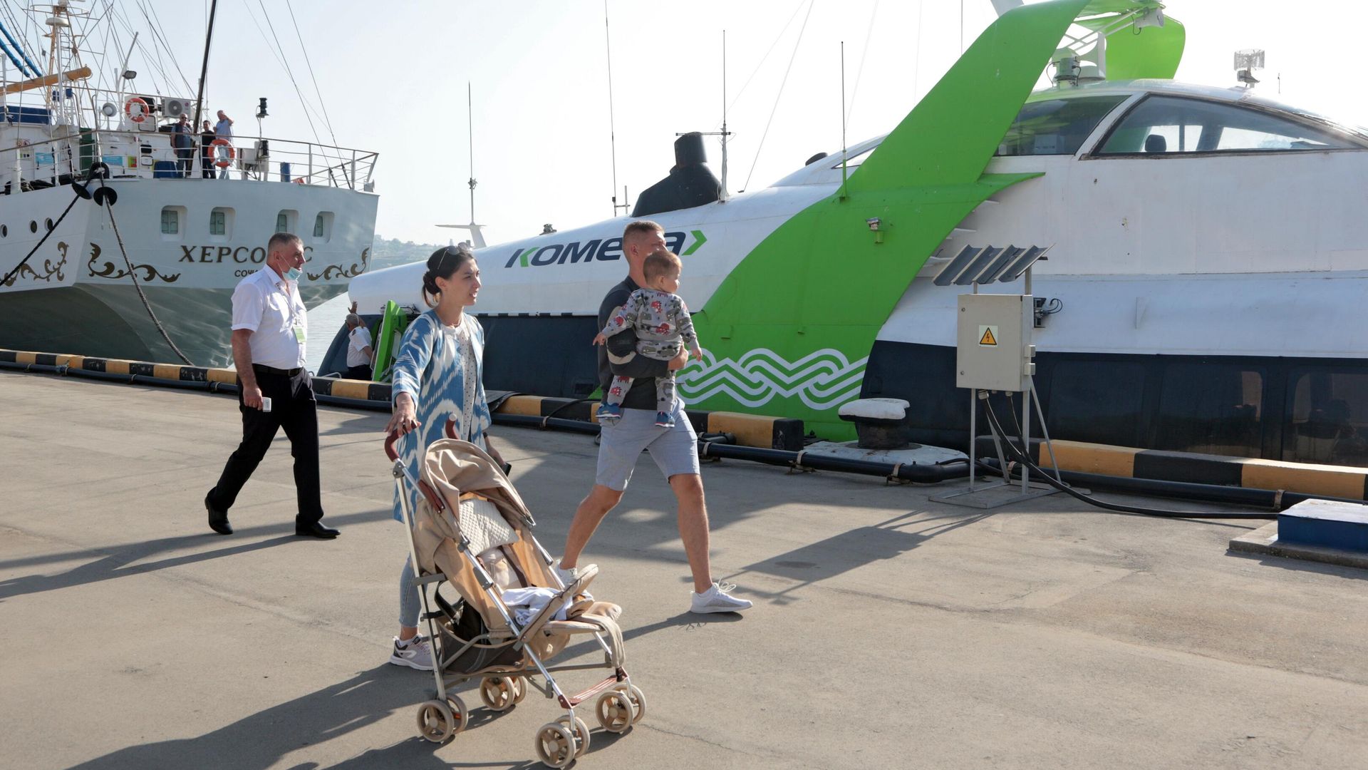 Пассажиры идут на посадку на морское пассажирское судно на подводных крыльях Комета 120М в порту Севастополя Пассажиры идут на посадку на морское пассажирское судно на подводных крыльях Комета 120М в порту Севастополя - РИА Новости, 1920, 04.08.2023
