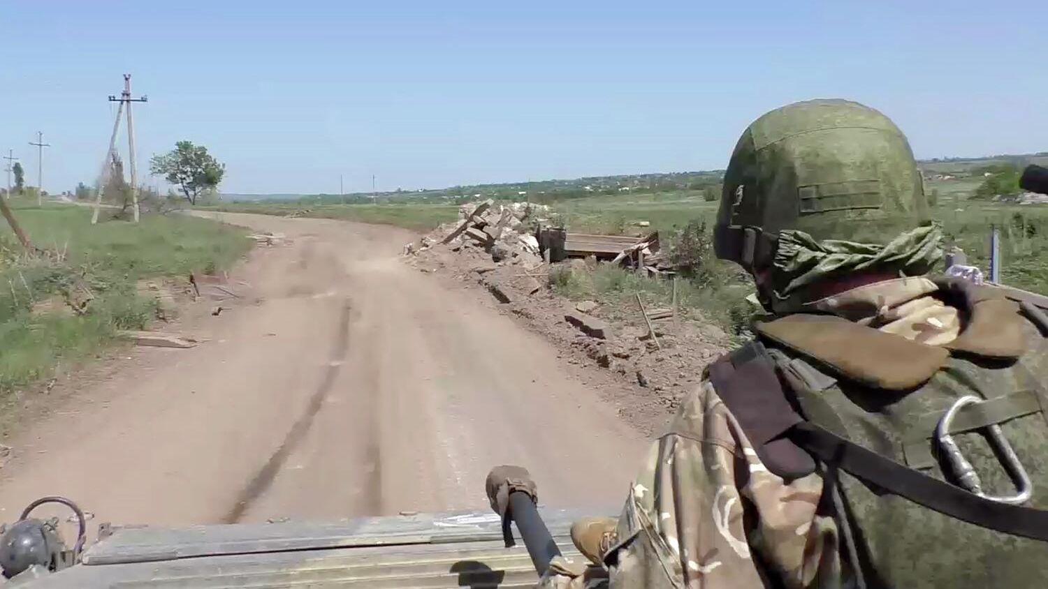 Военнослужащий Народной милиции ДНР в районе Авдеевки. Кадр из видео - РИА Новости, 1920, 18.07.2022