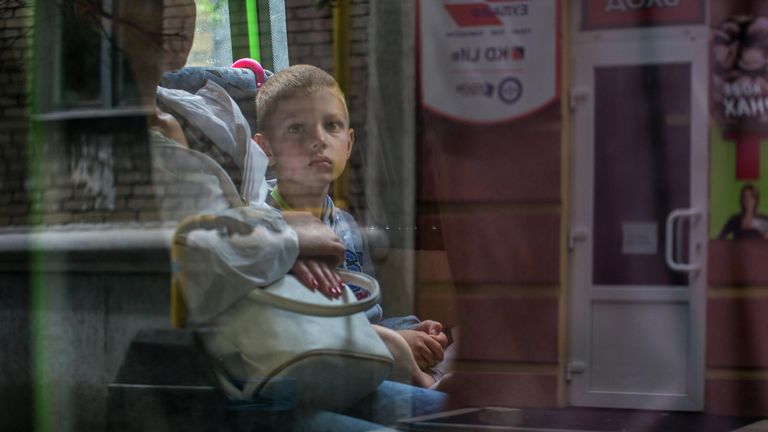 Мальчик в автобусе. Жители Славянска, который подвергается обстрелам украинскими силовиками, эвакуируют детей из города. Мальчик в автобусе. Жители Славянска, который подвергается обстрелам украинскими силовиками, эвакуируют детей из города.