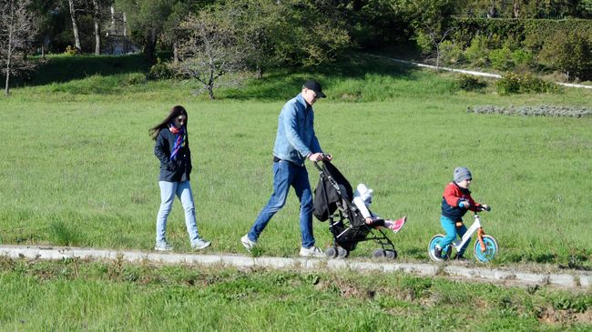 Родители гуляют с детьми Родители гуляют с детьми