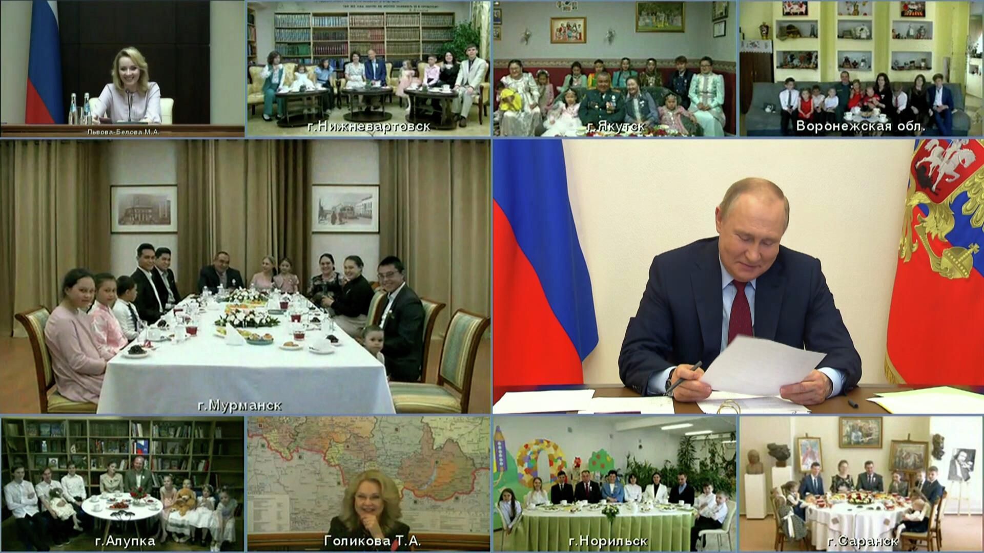 Многодетная семья из Мурманска пригласила Путина в гости Многодетная семья из Мурманска пригласила Путина в гости - РИА Новости, 1920, 01.06.2022