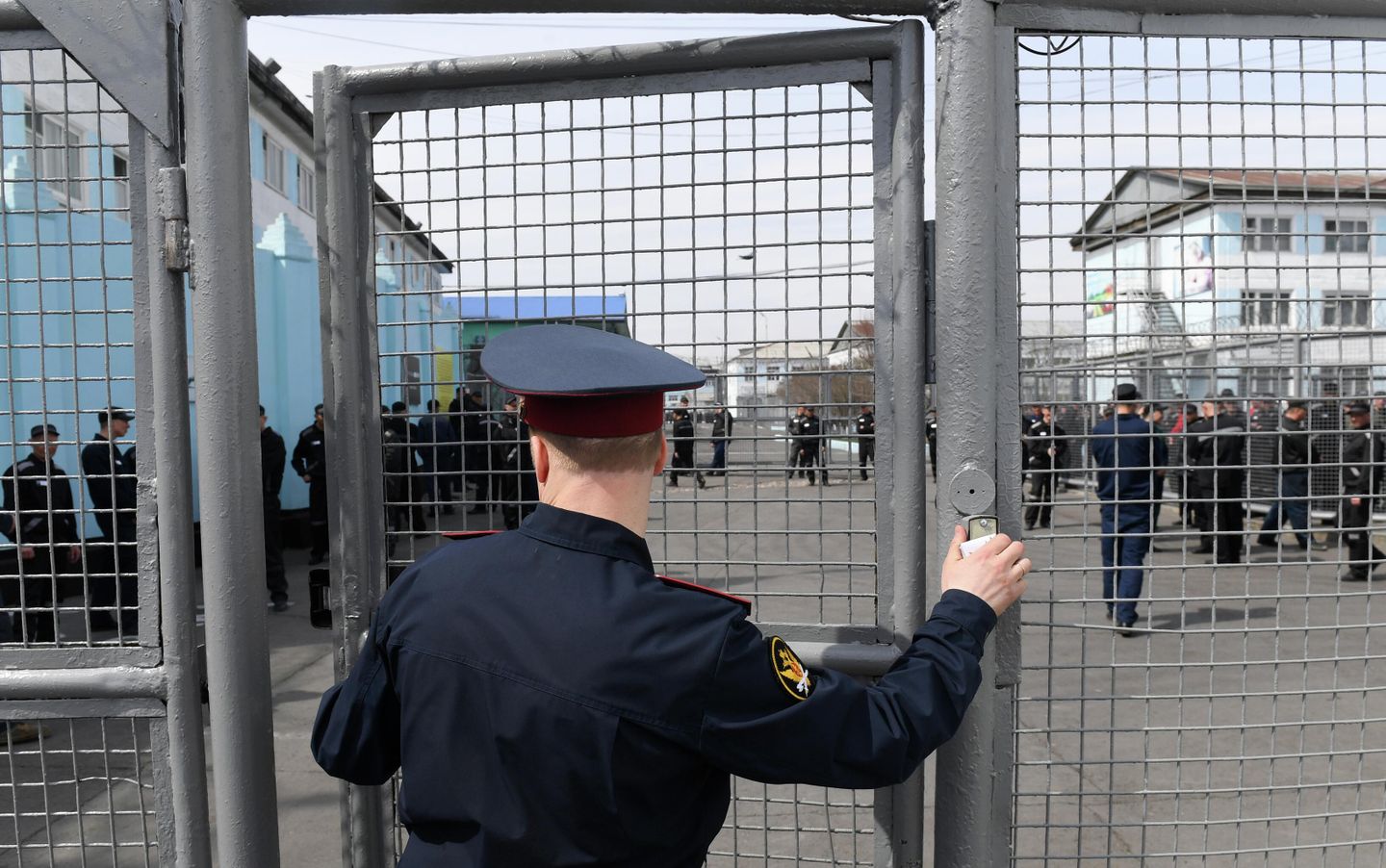 Офицер ФСИН входит в жилую зону мужской исправительной колонии особого режима