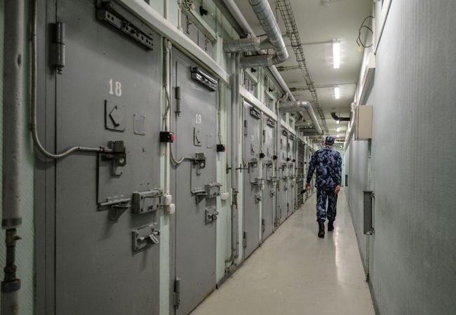 Сотрудник следственного изолятора у камер карцера