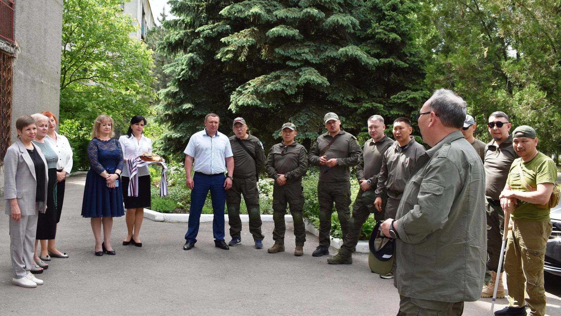 Делегация Республики Саха (Якутия) в городе Кировское в ДНР Делегация Республики Саха (Якутия) в городе Кировское в ДНР - РИА Новости, 1920, 01.06.2022