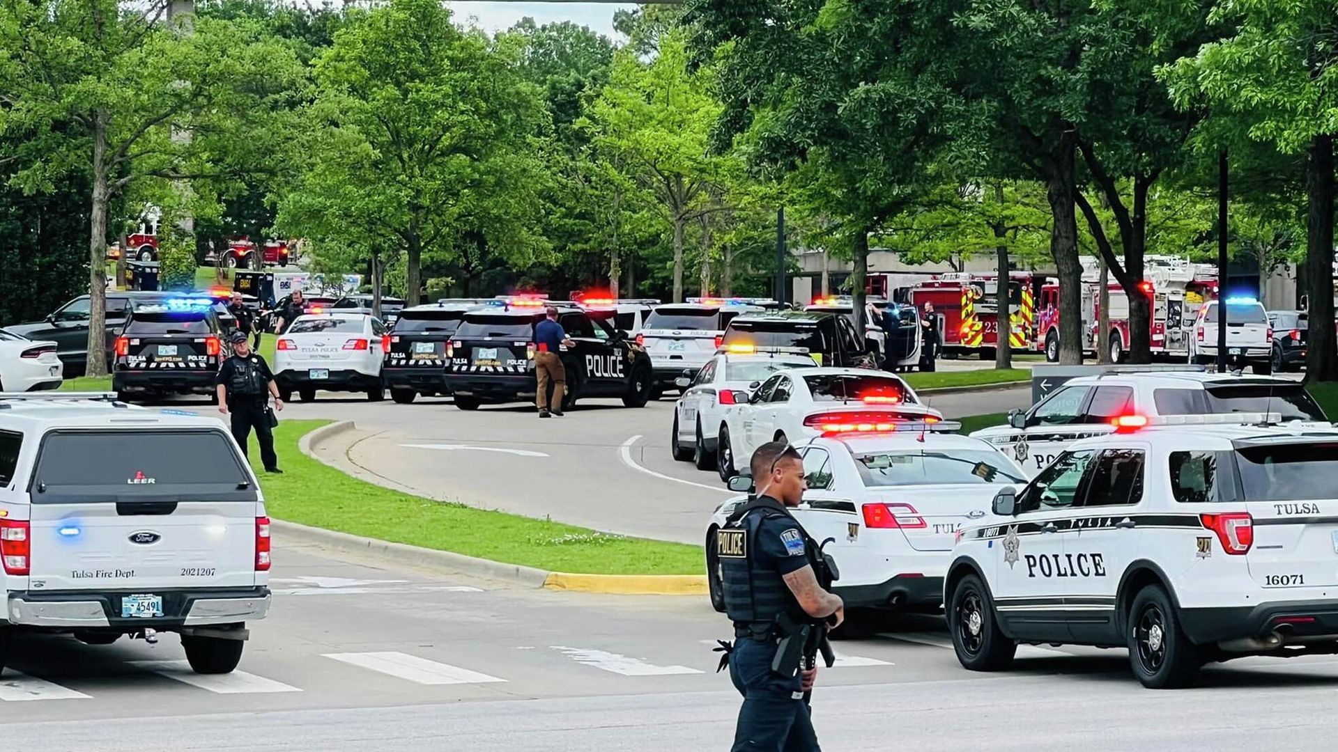 Полицейские автомобили на месте стрельбы в американском городе Талса. 2 июня 2022 Полицейские автомобили на месте стрельбы в американском городе Талса. 2 июня 2022 - РИА Новости, 1920, 02.06.2022