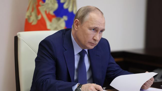 Президент РФ Владимир Путин проводит в режиме видеоконференции совещание по развитию дорожного строительства