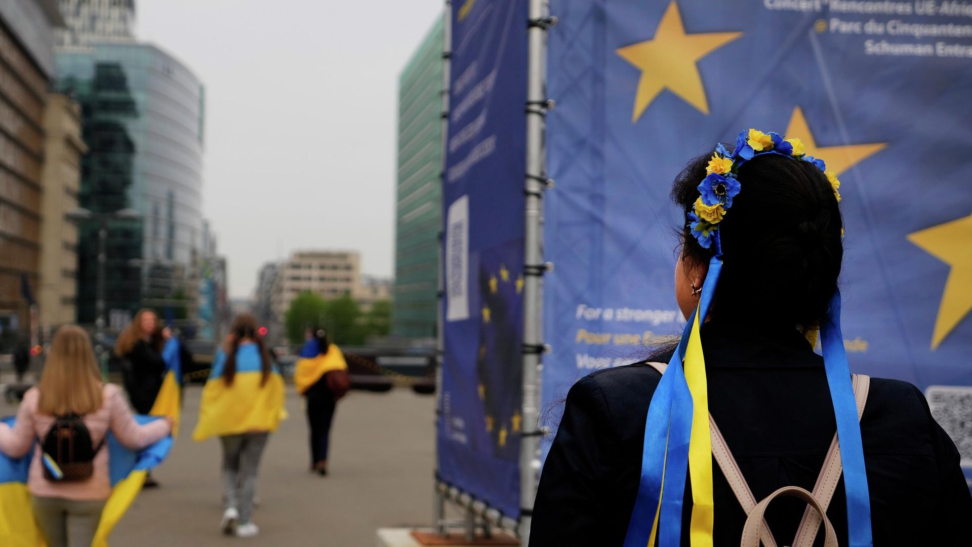 Протестующие несут украинские флаги, принимая участие в демонстрации возле штаб-квартиры ЕС в Брюсселе Протестующие несут украинские флаги, принимая участие в демонстрации возле штаб-квартиры ЕС в Брюсселе - РИА Новости, 1920, 03.06.2022