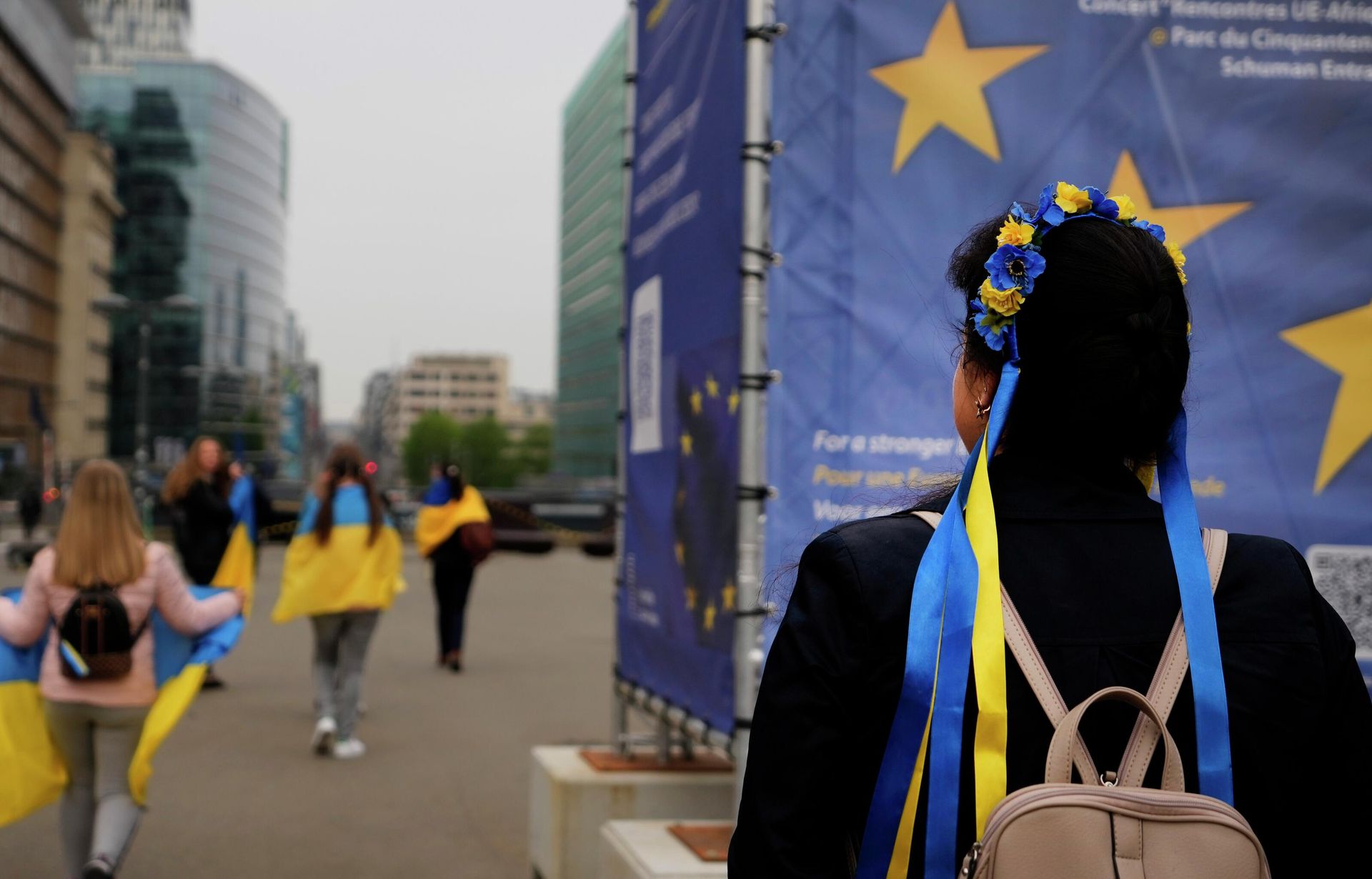 Протестующие несут украинские флаги, принимая участие в демонстрации возле штаб-квартиры ЕС в Брюсселе Протестующие несут украинские флаги, принимая участие в демонстрации возле штаб-квартиры ЕС в Брюсселе - РИА Новости, 1920, 08.05.2024