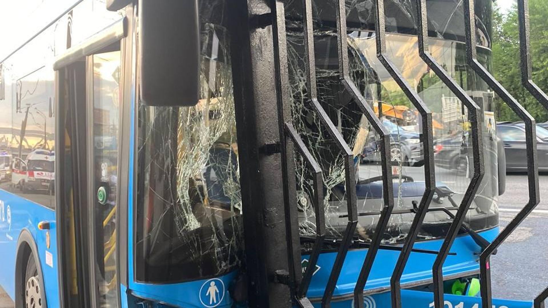 На месте ДТП с участием автобуса на Ленинградском шоссе в Москве. Кадр из видео очевидца На месте ДТП с участием автобуса на Ленинградском шоссе в Москве. Кадр из видео очевидца - РИА Новости, 1920, 02.06.2022