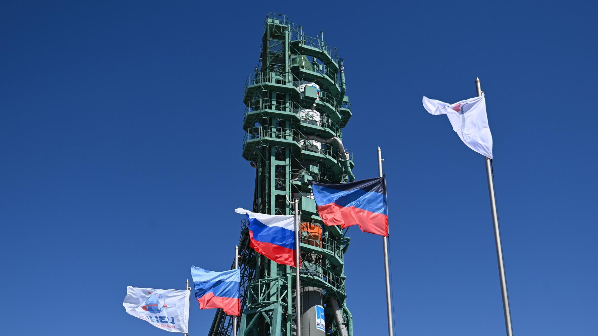Церемония поднятия флагов ЛНР и ДНР перед запуском ракеты-носителя Союз-2.1а с транспортным грузовым кораблем Прогресс МС-20 со стартовой площадки космодрома Байконур Церемония поднятия флагов ЛНР и ДНР перед запуском ракеты-носителя Союз-2.1а с транспортным грузовым кораблем Прогресс МС-20 со стартовой площадки космодрома Байконур - РИА Новости, 1920, 03.06.2022