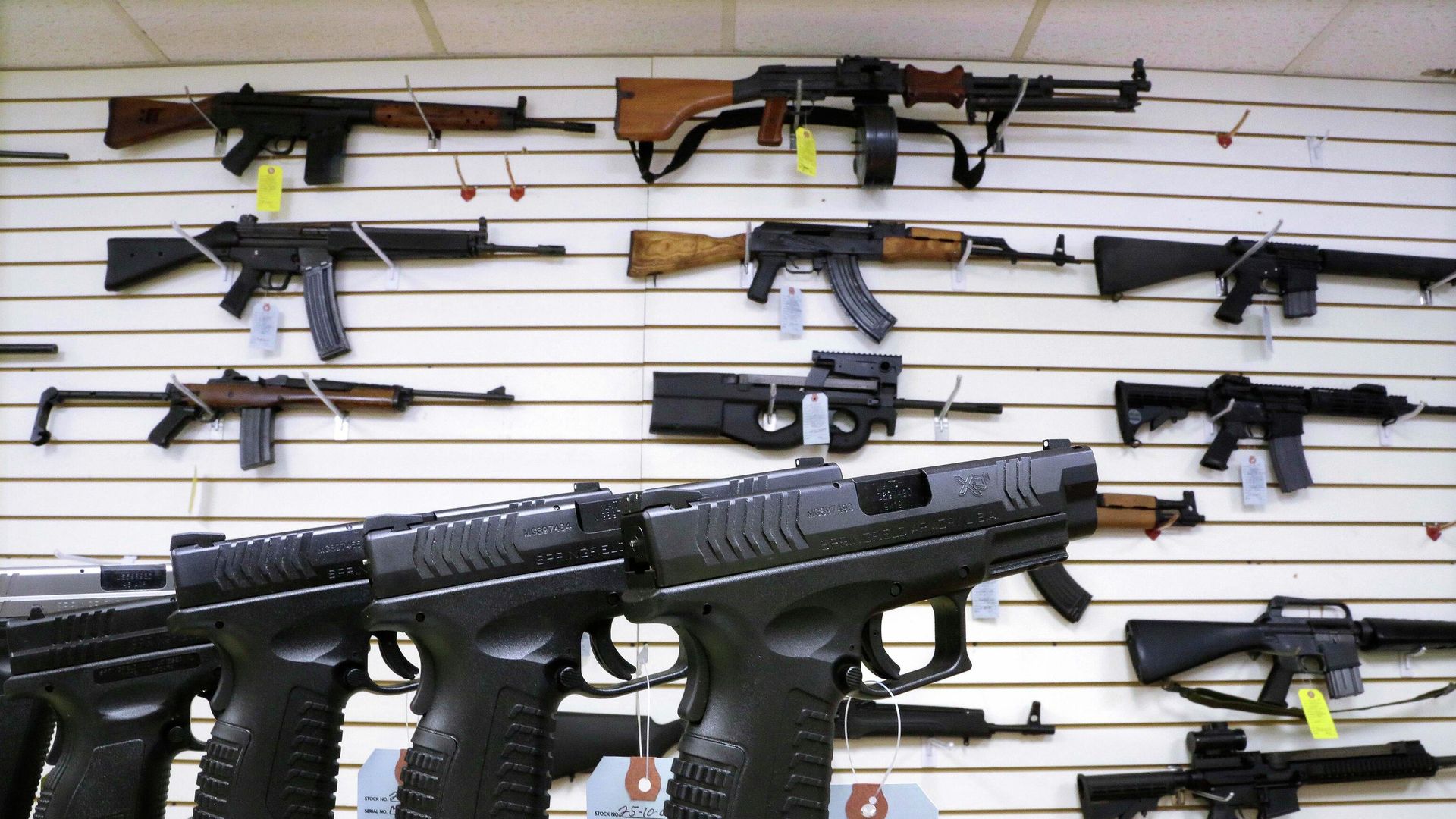 Штурмовые винтовки и пистолеты в оружейном магазине Capitol City Arms Supply в Спрингфилде, штат Иллинойс Штурмовые винтовки и пистолеты в оружейном магазине Capitol City Arms Supply в Спрингфилде, штат Иллинойс - РИА Новости, 1920, 03.06.2022