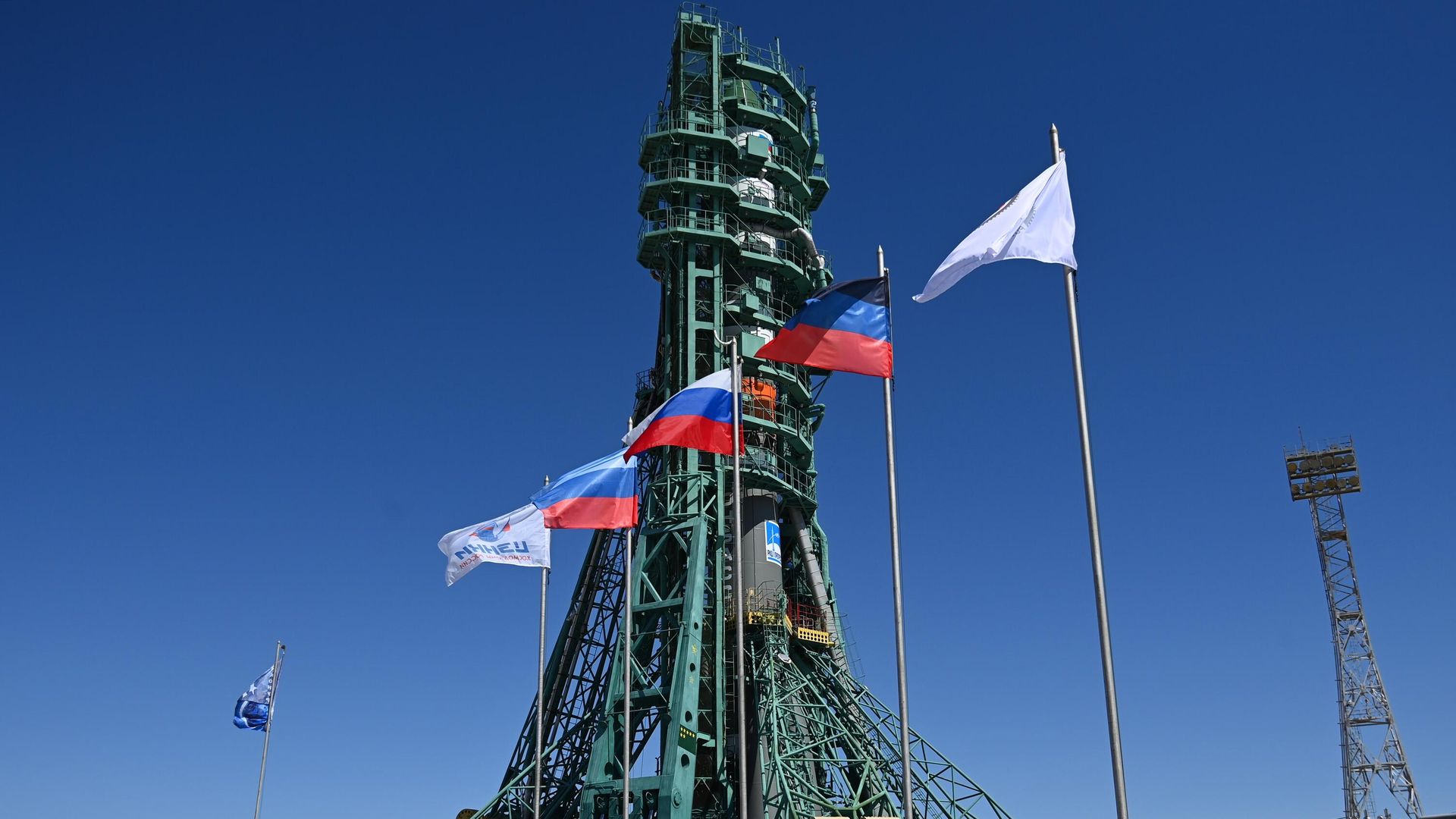 Церемония поднятия флагов перед запуском ракеты-носителя Союз-2.1а с транспортным грузовым кораблем Прогресс МС-20 Церемония поднятия флагов перед запуском ракеты-носителя Союз-2.1а с транспортным грузовым кораблем Прогресс МС-20 - РИА Новости, 1920, 25.10.2022