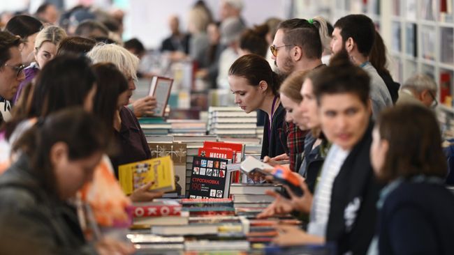 Посетители на VIII книжном фестивале Красная площадь в Москве