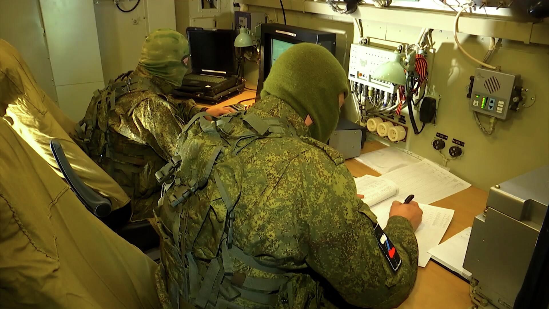 Работа комплекса радиоэлектронной борьбы Палантин. Видео Минобороны РФ Работа комплекса радиоэлектронной борьбы Палантин. Видео Минобороны РФ - РИА Новости, 1920, 04.06.2022