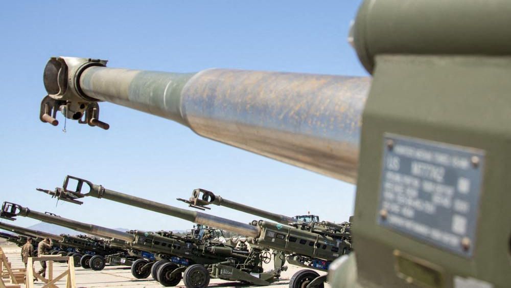 Гаубицы M777 калибра 155 миллиметров Корпуса морской пехоты США перед погрузкой на самолет ВВС США C-17 Globemaster III на авиабазе Марч Гаубицы M777 калибра 155 миллиметров Корпуса морской пехоты США перед погрузкой на самолет ВВС США C-17 Globemaster III на авиабазе Марч - РИА Новости, 1920, 05.06.2022