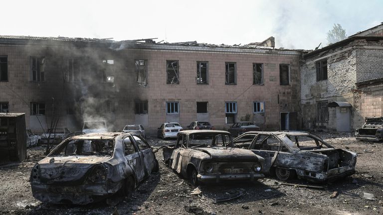 Машины, сгоревшие в результате обстрела ВСУ, возле шахты имени Челюскинцев в Донецке Машины, сгоревшие в результате обстрела ВСУ, возле шахты имени Челюскинцев в Донецке