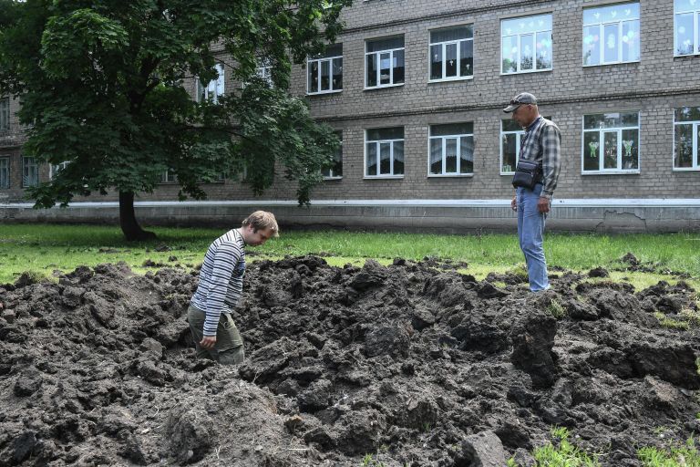 Воронка от снаряда, выпущенного ВСУ по Куйбышевскому району Донецка