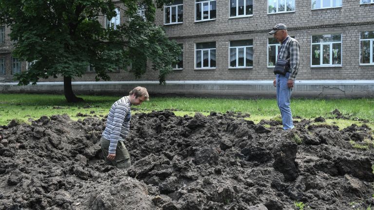 Воронка от снаряда, выпущенного ВСУ по Куйбышевскому району Донецка Воронка от снаряда, выпущенного ВСУ по Куйбышевскому району Донецка