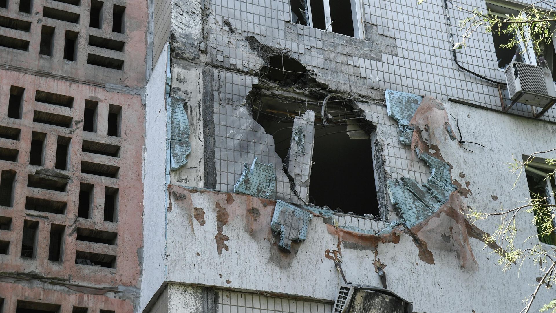 Поврежденный жилой дом после обстрелов украинскими войсками Донецка Поврежденный жилой дом после обстрелов украинскими войсками Донецка - РИА Новости, 1920, 07.06.2022