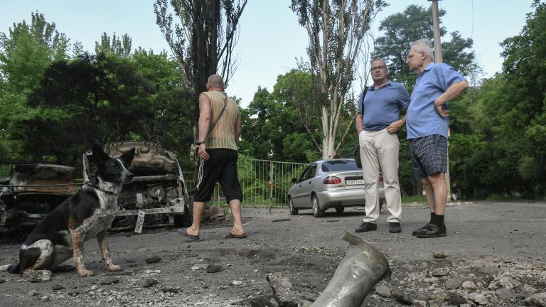 Фрагмент снаряда после обстрелов украинскими войсками в Петровском районе Донецка Фрагмент снаряда после обстрелов украинскими войсками в Петровском районе Донецка