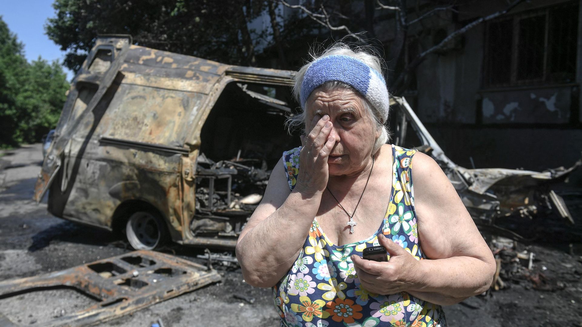 Женщина возле своего дома, пострадавшего в результате обстрела ВСУ Куйбышевского района Донецка Женщина возле своего дома, пострадавшего в результате обстрела ВСУ Куйбышевского района Донецка - РИА Новости, 1920, 11.06.2022